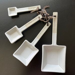 Like new/never used charming Anthropologie Measuring Spoon Set